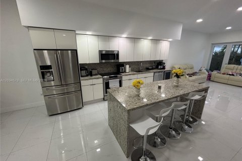 House in Miami, Florida 3 bedrooms, 195.09 sq.m. № 2182468 - photo 3