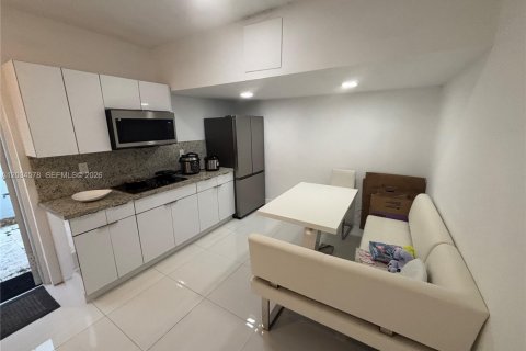 House in Miami, Florida 3 bedrooms, 195.09 sq.m. № 2182468 - photo 19