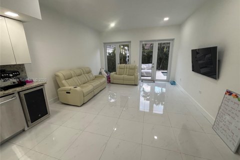 House in Miami, Florida 3 bedrooms, 195.09 sq.m. № 2182468 - photo 4