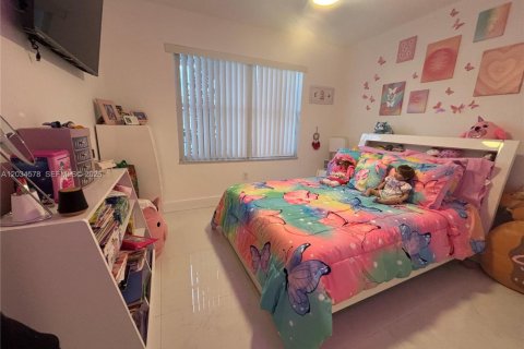 House in Miami, Florida 3 bedrooms, 195.09 sq.m. № 2182468 - photo 8