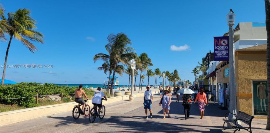 Кондоминиум с 1 спальней в Холливуд, Флорида № 1998067