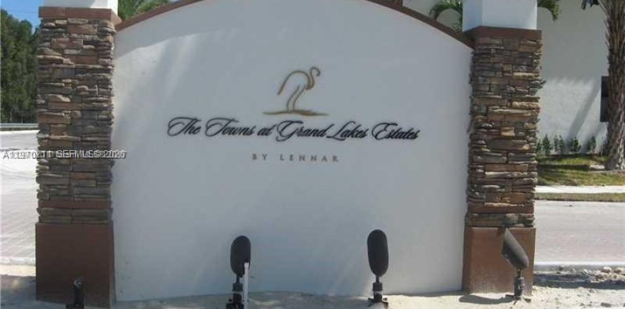 Adosado en Miami, Florida 3 dormitorios, 195.47 m2 № 2030911