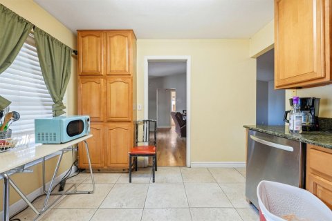 House in Tampa, Florida 3 bedrooms, 120.87 sq.m. № 2084115 - photo 10