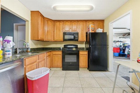 House in Tampa, Florida 3 bedrooms, 120.87 sq.m. № 2084115 - photo 9