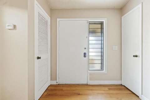 House in Tampa, Florida 3 bedrooms, 120.87 sq.m. № 2084115 - photo 14