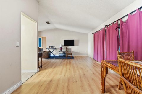 House in Tampa, Florida 3 bedrooms, 120.87 sq.m. № 2084115 - photo 11