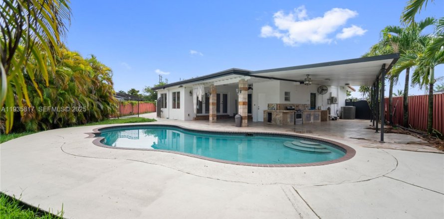 Casa en Miami, Florida 4 dormitorios, 166.85 m2 № 2066129