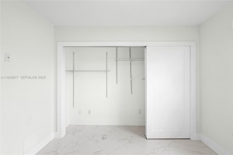 Casa en alquiler en Miami, Florida, 4 dormitorios, 166.85 m2 № 2066129 - foto 28