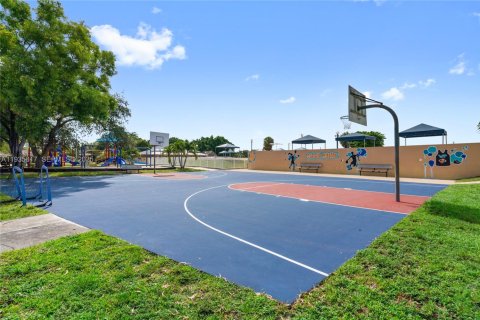 Casa en alquiler en Miami, Florida, 4 dormitorios, 166.85 m2 № 2066129 - foto 2