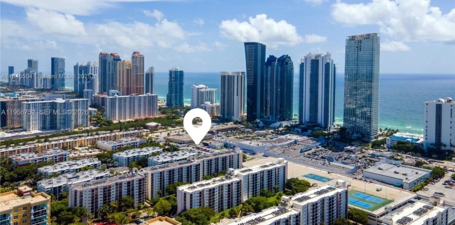 Condo à Sunny Isles Beach, Floride, 2 chambres  № 2028970