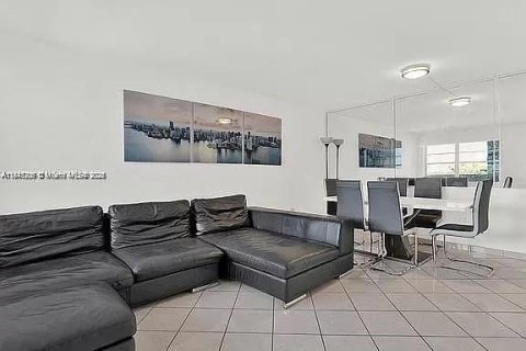 Купить кондоминиум в Норт-Бей-Виллидж, Флорида 1 спальня, 60.67м2, № 1962613 - фото 2