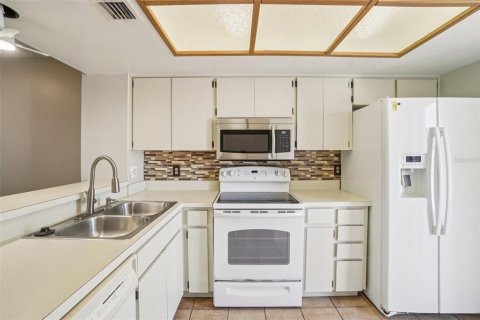 Townhouse in Brandon, Florida 2 bedrooms, 116.31 sq.m. № 2221839 - photo 15