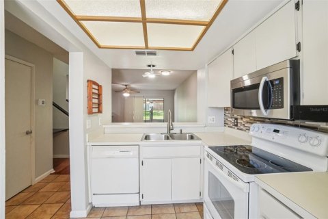 Townhouse in Brandon, Florida 2 bedrooms, 116.31 sq.m. № 2221839 - photo 17