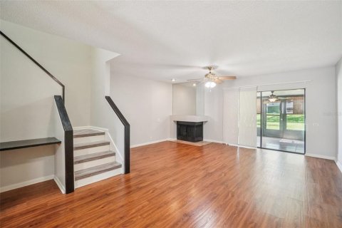 Townhouse in Brandon, Florida 2 bedrooms, 116.31 sq.m. № 2221839 - photo 9