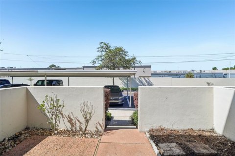 Townhouse in Brandon, Florida 2 bedrooms, 116.31 sq.m. № 2221839 - photo 6