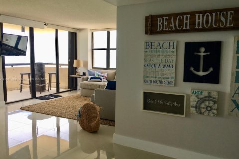 Снять в аренду кондоминиум в Майами-Бич, Флорида 2 спальни, 93.37м2, № 2037779 - фото 7