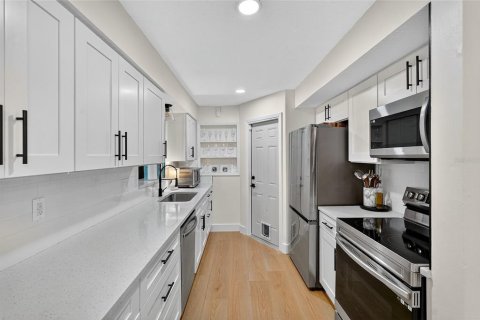 House in Saint Petersburg, Florida 2 bedrooms, 108.88 sq.m. № 1907809 - photo 7