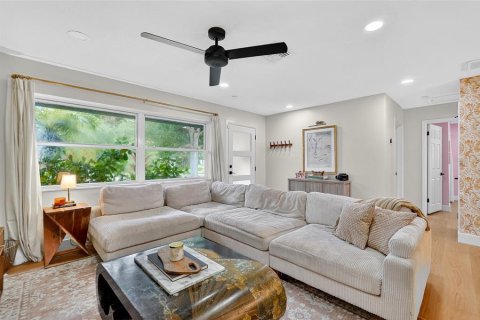 House in Saint Petersburg, Florida 2 bedrooms, 108.88 sq.m. № 1907809 - photo 5