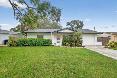 House in Saint Petersburg, Florida 2 bedrooms, 108.88 sq.m. № 1907809 - photo 1