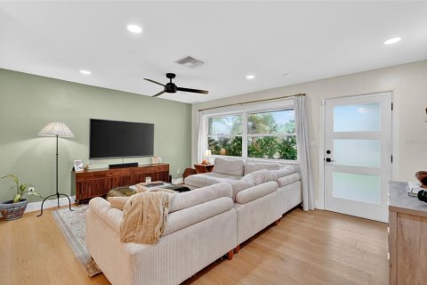 House in Saint Petersburg, Florida 2 bedrooms, 108.88 sq.m. № 1907809 - photo 4