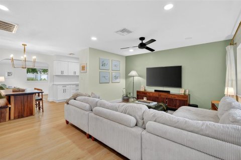 House in Saint Petersburg, Florida 2 bedrooms, 108.88 sq.m. № 1907809 - photo 3