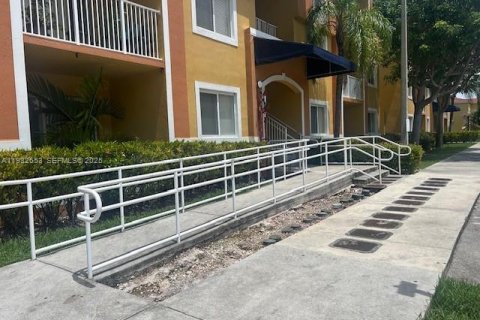 Condo in Cutler Bay, Florida, 2 bedrooms  № 1991576 - photo 8