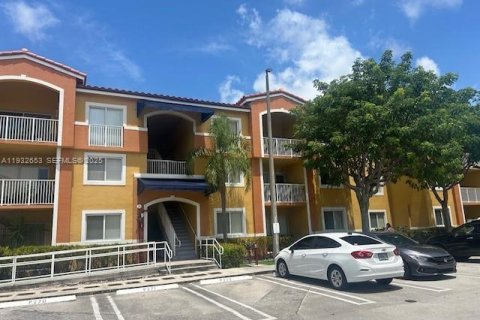Condo in Cutler Bay, Florida, 2 bedrooms  № 1991576 - photo 4