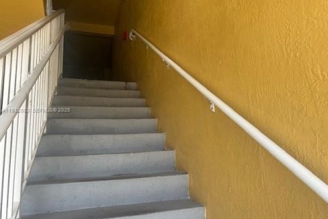 Condo in Cutler Bay, Florida, 2 bedrooms  № 1991576 - photo 13