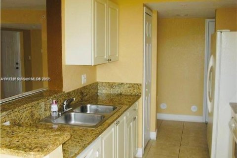 Condo in Cutler Bay, Florida, 2 bedrooms  № 1991576 - photo 18