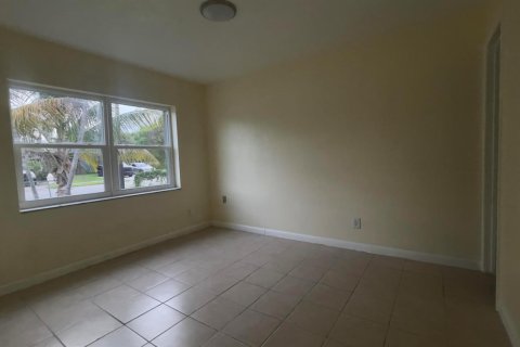 House in Pompano Beach, Florida 4 bedrooms, 111.48 sq.m. № 2245752 - photo 7