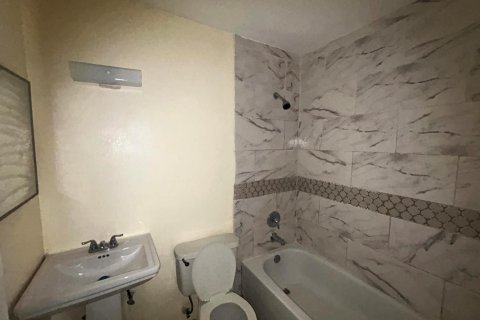 House in Pompano Beach, Florida 4 bedrooms, 111.48 sq.m. № 2245752 - photo 8