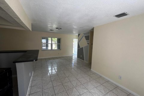 House in Pompano Beach, Florida 4 bedrooms, 111.48 sq.m. № 2245752 - photo 6
