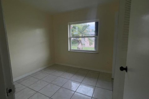 House in Pompano Beach, Florida 4 bedrooms, 111.48 sq.m. № 2245752 - photo 10
