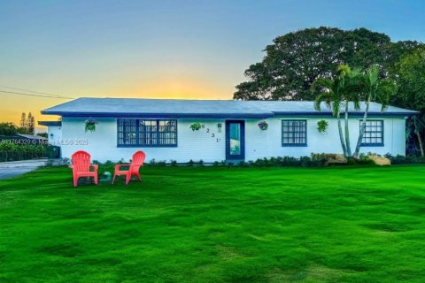 House in Southwest Ranches, Florida 4 bedrooms, 204.01 sq.m. № 1696532 - photo 1