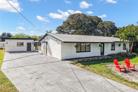 House in Southwest Ranches, Florida 4 bedrooms, 204.01 sq.m. № 1696532 - photo 7