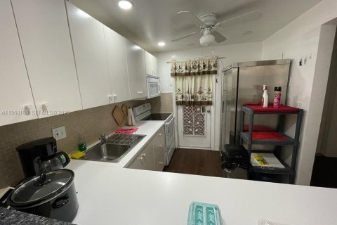 Copropriété à louer à Hollywood, Floride: 1 chambre, 69.12 m2 № 2028070 - photo 2