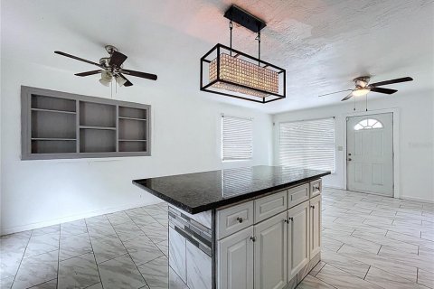 House in Clearwater, Florida 4 bedrooms, 128.39 sq.m. № 1827744 - photo 25