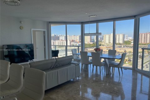 Condo in Sunny Isles Beach, Florida, 2 bedrooms  № 1959323 - photo 1
