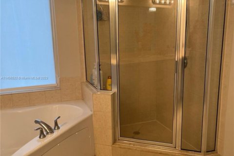 Condo in Sunny Isles Beach, Florida, 2 bedrooms  № 1959323 - photo 12