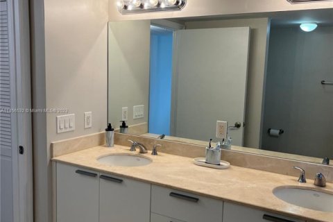 Condo in Sunny Isles Beach, Florida, 2 bedrooms  № 1959323 - photo 11