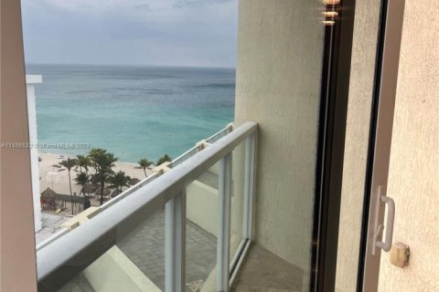 Condo in Sunny Isles Beach, Florida, 2 bedrooms  № 1959323 - photo 22