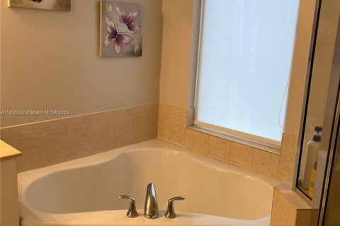 Condo in Sunny Isles Beach, Florida, 2 bedrooms  № 1959323 - photo 13