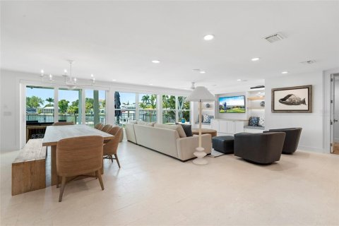 House in Saint Petersburg, Florida 5 bedrooms, 352.84 sq.m. № 2152200 - photo 15