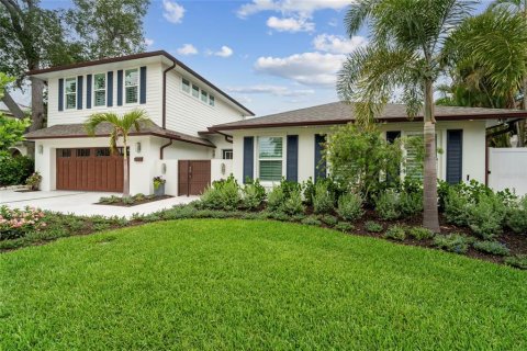 House in Saint Petersburg, Florida 5 bedrooms, 352.84 sq.m. № 2152200 - photo 4