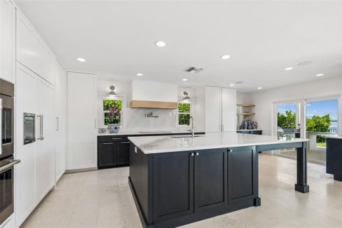 House in Saint Petersburg, Florida 5 bedrooms, 352.84 sq.m. № 2152200 - photo 20