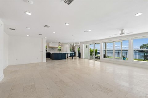 House in Saint Petersburg, Florida 5 bedrooms, 352.84 sq.m. № 2152200 - photo 12