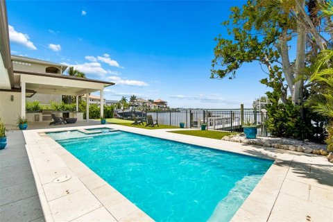 House in Saint Petersburg, Florida 5 bedrooms, 352.84 sq.m. № 2152200 - photo 30