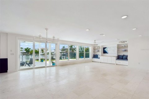 House in Saint Petersburg, Florida 5 bedrooms, 352.84 sq.m. № 2152200 - photo 16