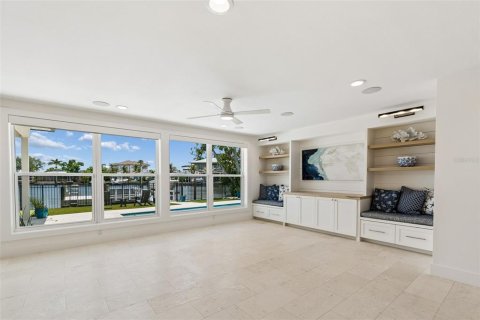 House in Saint Petersburg, Florida 5 bedrooms, 352.84 sq.m. № 2152200 - photo 18