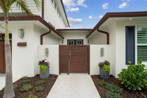 House in Saint Petersburg, Florida 5 bedrooms, 352.84 sq.m. № 2152200 - photo 5